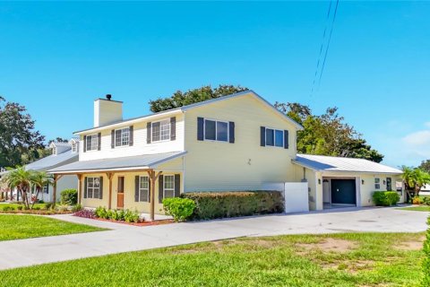 House in Frostproof, Florida 5 bedrooms, 252.69 sq.m. № 2279770 - photo 7