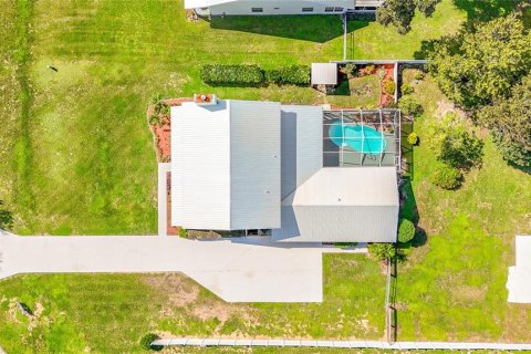 House in Frostproof, Florida 5 bedrooms, 252.69 sq.m. № 2279770 - photo 23