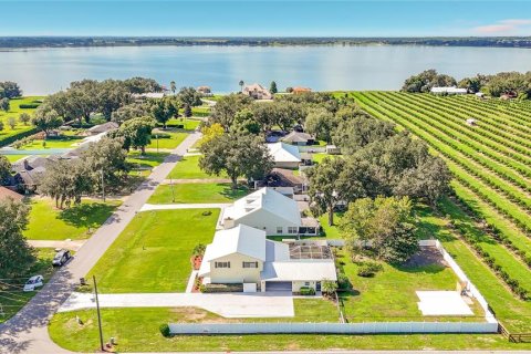 House in Frostproof, Florida 5 bedrooms, 252.69 sq.m. № 2279770 - photo 2