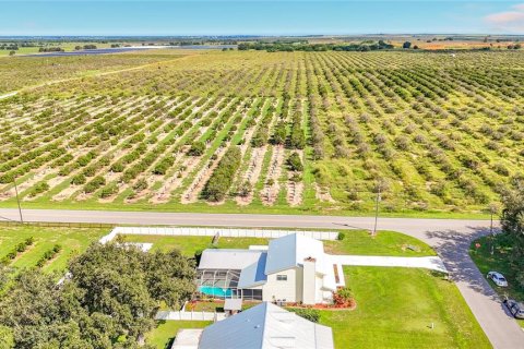 House in Frostproof, Florida 5 bedrooms, 252.69 sq.m. № 2279770 - photo 17