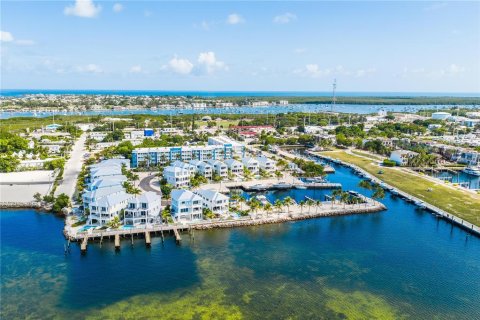 House in Marathon, Florida 5 bedrooms, 308.44 sq.m. № 2115785