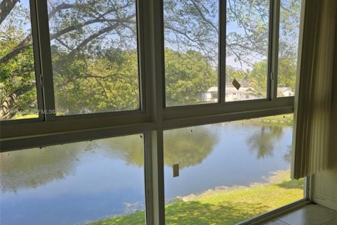 Кондоминиум с 2 спальнями в Санрайз, Флорида № 2045220