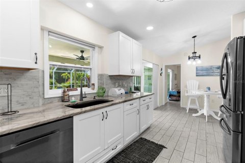 House in Punta Gorda, Florida 3 bedrooms, 179.58 sq.m. № 1876117 - photo 9
