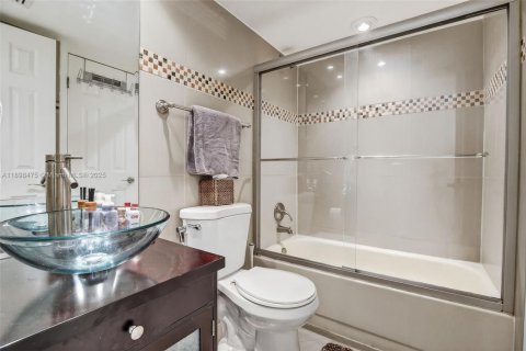 Condo in Plantation, Florida, 2 bedrooms  № 1954175 - photo 17