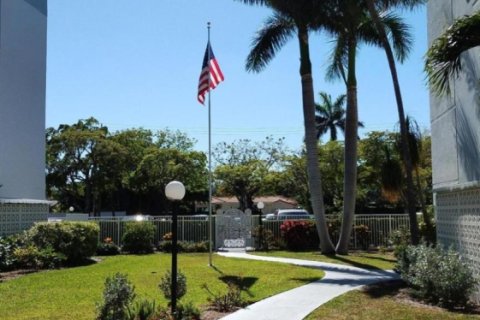 Condo in Lake Worth, Florida, 2 bedrooms  № 1096724 - photo 1