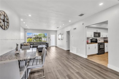 House in Miami, Florida 3 bedrooms, 155.15 sq.m. № 1660055 - photo 6