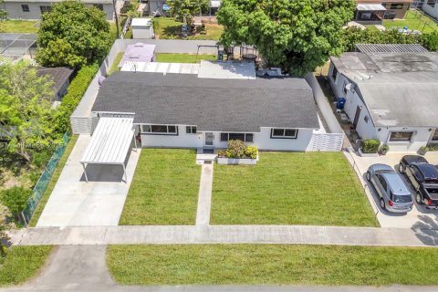 House in Miami, Florida 3 bedrooms, 155.15 sq.m. № 1660055 - photo 2