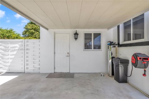 House in Miami, Florida 3 bedrooms, 155.15 sq.m. № 1660055 - photo 26