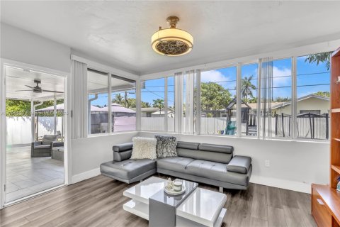 House in Miami, Florida 3 bedrooms, 155.15 sq.m. № 1660055 - photo 8