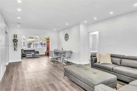 House in Miami, Florida 3 bedrooms, 155.15 sq.m. № 1660055 - photo 3