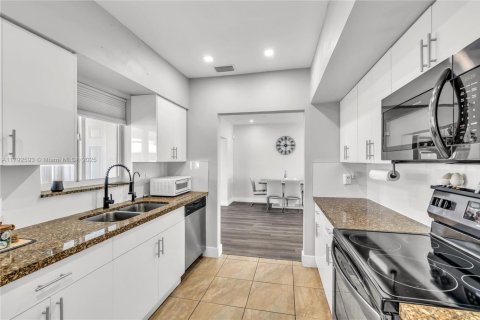 House in Miami, Florida 3 bedrooms, 155.15 sq.m. № 1660055 - photo 10