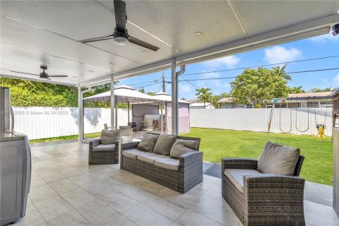 House in Miami, Florida 3 bedrooms, 155.15 sq.m. № 1660055 - photo 19