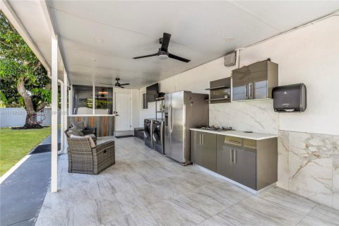 House in Miami, Florida 3 bedrooms, 155.15 sq.m. № 1660055 - photo 20