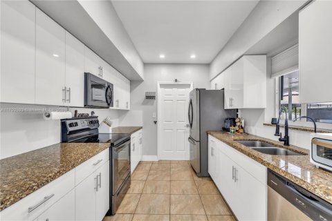 House in Miami, Florida 3 bedrooms, 155.15 sq.m. № 1660055 - photo 11