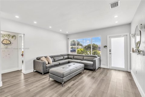 House in Miami, Florida 3 bedrooms, 155.15 sq.m. № 1660055 - photo 4