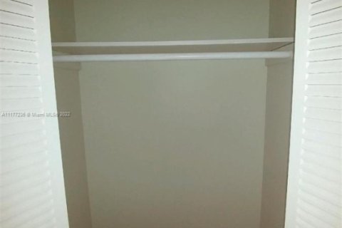 Adosado en venta en Lauderdale Lakes, Florida, 4 dormitorios, 120.03 m2 № 1872374 - foto 9