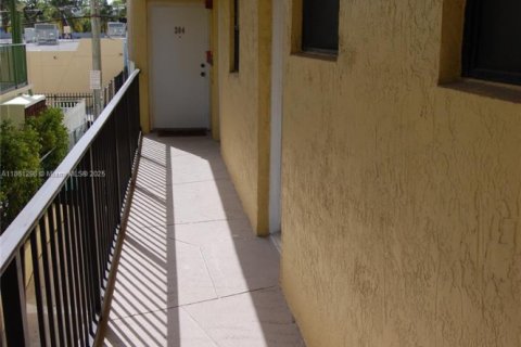 Copropriété à louer à Miami Beach, Floride: 1 chambre, 69.68 m2 № 1889386 - photo 2