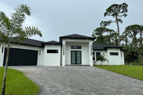 House in Lehigh Acres, Florida 3 bedrooms № 1846155 - photo 1