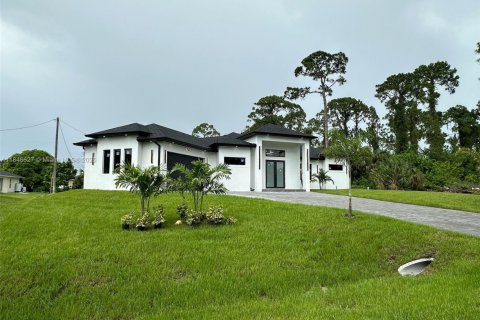 House in Lehigh Acres, Florida 3 bedrooms № 1846155 - photo 2