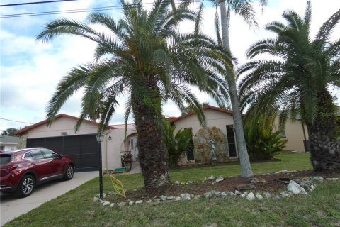 House in Hudson, Florida 2 bedrooms, 143.53 sq.m. № 1513063 - photo 1
