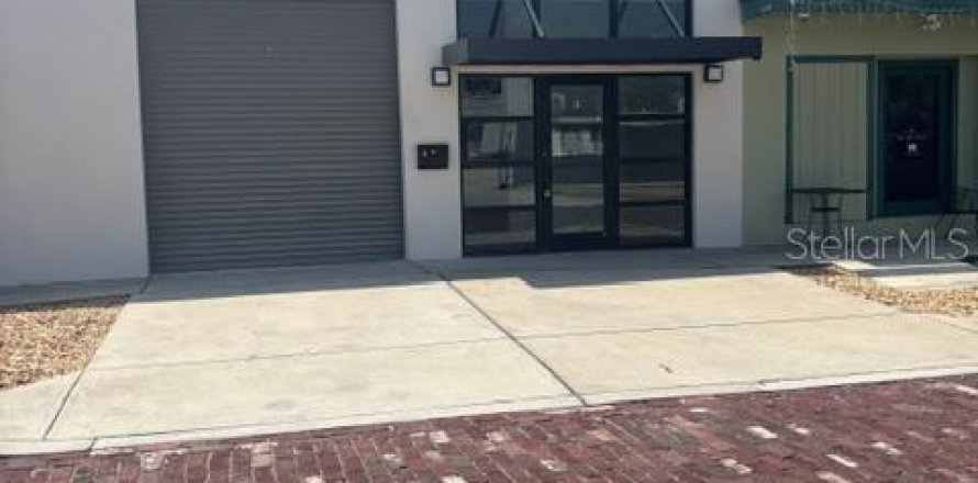 Commercial property in Tarpon Springs, Florida № 1681428