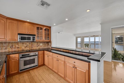 Condo in Miami, Florida, 2 bedrooms  № 1874809 - photo 16