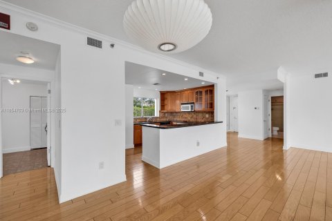Condo in Miami, Florida, 2 bedrooms  № 1874809 - photo 17