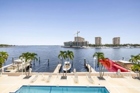 Condo in Miami, Florida, 2 bedrooms  № 1874809 - photo 2