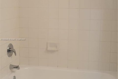 Condo in Pembroke Pines, Florida, 3 bedrooms  № 1827499 - photo 25