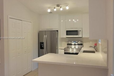 Condo in Pembroke Pines, Florida, 3 bedrooms  № 1827499 - photo 4