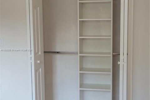 Condo in Pembroke Pines, Florida, 3 bedrooms  № 1827499 - photo 16
