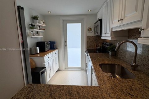 Condo in Deerfield Beach, Florida, 2 bedrooms  № 1861488 - photo 25