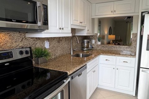 Condo in Deerfield Beach, Florida, 2 bedrooms  № 1861488 - photo 24