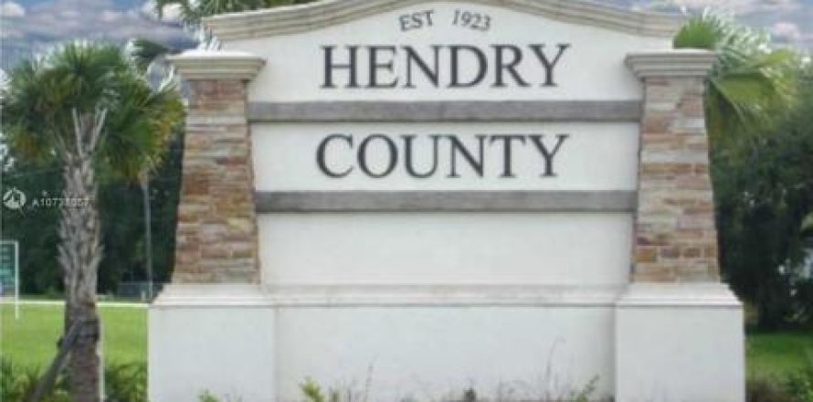 Commercial property in Clewiston, Florida № 2175324