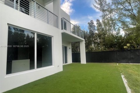 House in Doral, Florida 5 bedrooms, 292.64 sq.m. № 1970082 - photo 16