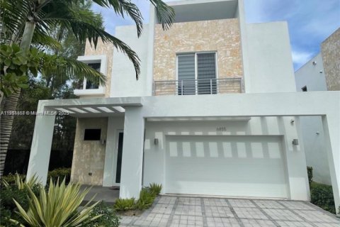 House in Doral, Florida 5 bedrooms, 292.64 sq.m. № 1970082 - photo 2