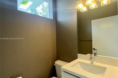 House in Doral, Florida 5 bedrooms, 292.64 sq.m. № 1970082 - photo 6
