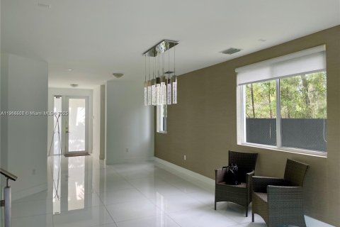 House in Doral, Florida 5 bedrooms, 292.64 sq.m. № 1970082 - photo 4