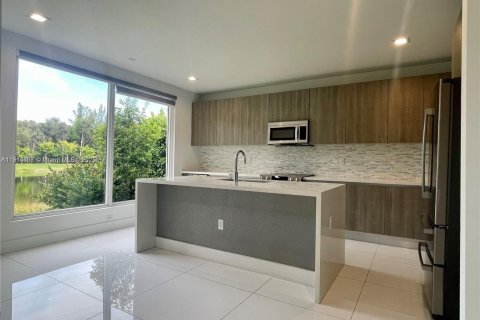 House in Doral, Florida 5 bedrooms, 292.64 sq.m. № 1970082 - photo 11