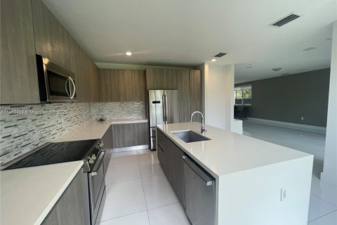 House in Doral, Florida 5 bedrooms, 292.64 sq.m. № 1970082 - photo 8