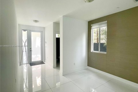 House in Doral, Florida 5 bedrooms, 292.64 sq.m. № 1970082 - photo 3