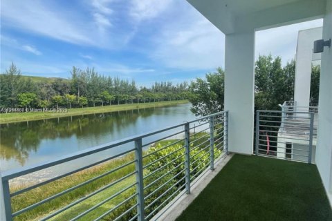 House in Doral, Florida 5 bedrooms, 292.64 sq.m. № 1970082 - photo 14