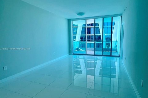 Condo in Miami, Florida, 1 bedroom  № 1877540 - photo 2