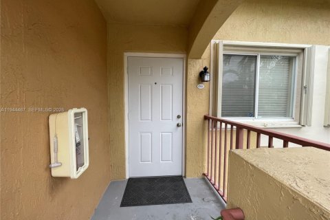 Condo in Pembroke Pines, Florida, 2 bedrooms  № 2001515 - photo 3