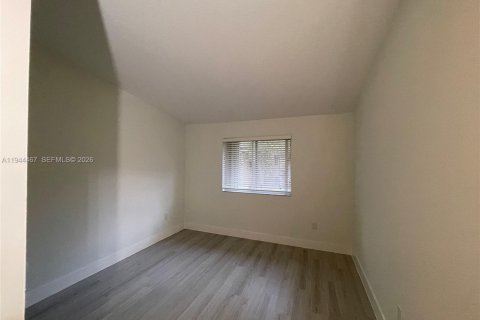 Condo in Pembroke Pines, Florida, 2 bedrooms  № 2001515 - photo 16