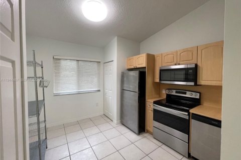 Condo in Pembroke Pines, Florida, 2 bedrooms  № 2001515 - photo 10