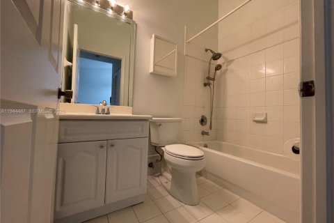 Condo in Pembroke Pines, Florida, 2 bedrooms  № 2001515 - photo 13