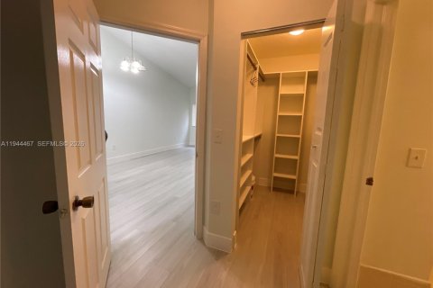 Condo in Pembroke Pines, Florida, 2 bedrooms  № 2001515 - photo 19