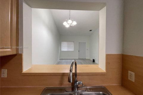 Condo in Pembroke Pines, Florida, 2 bedrooms  № 2001515 - photo 9
