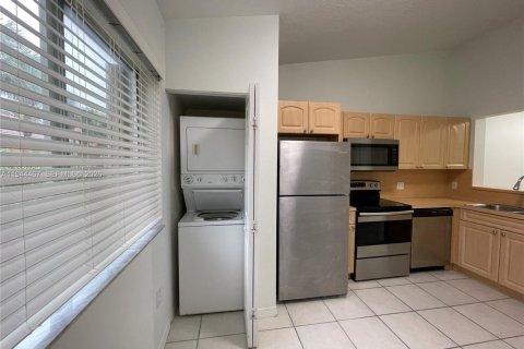 Condo in Pembroke Pines, Florida, 2 bedrooms  № 2001515 - photo 7